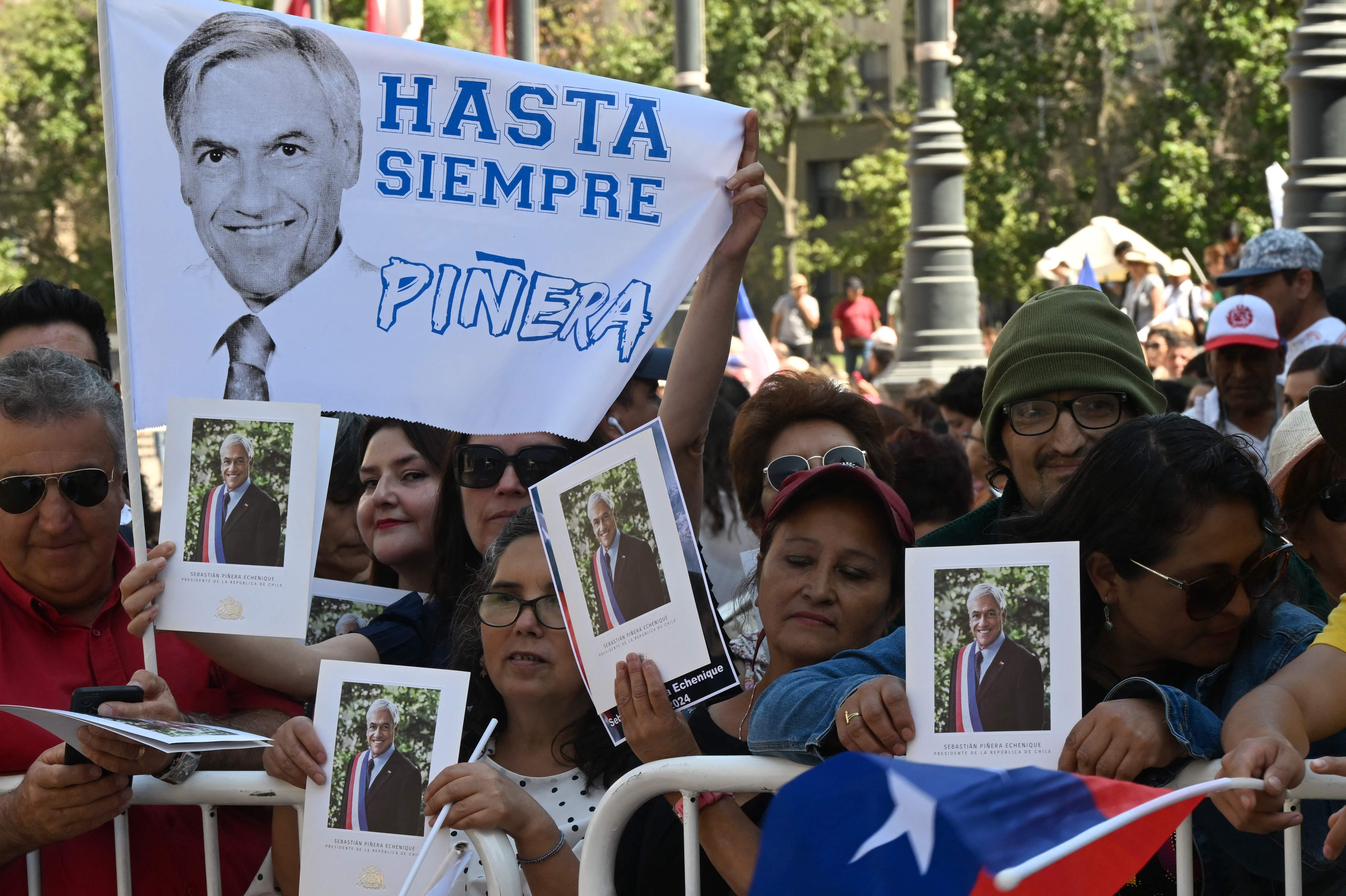 Simpatizantes del fallecido expresidente de Chile Sebastián Piñera se reúnen frente al Palacio del Congreso Nacional este viernes para darle su último adiós