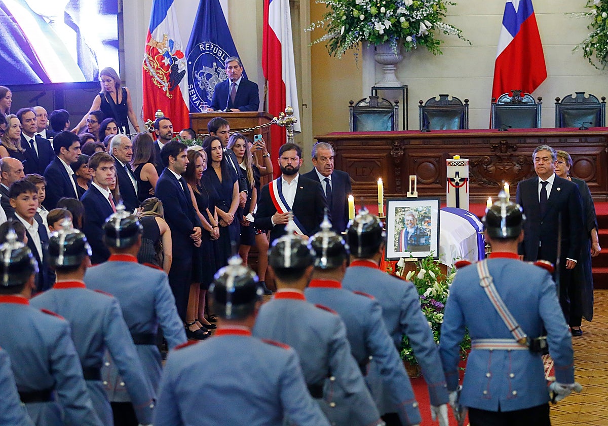 El presidente de Chile, Gabriel Boric, y los expresidentes Eduardo Frei Ruiz-Tagle y Michelle Bachelet acompañan el féretro con el cuerpo del expresidente Sebastián Piñera hoy, durante una ceremonia en la antigua sede del Congreso Nacional, en Santiago de Chile