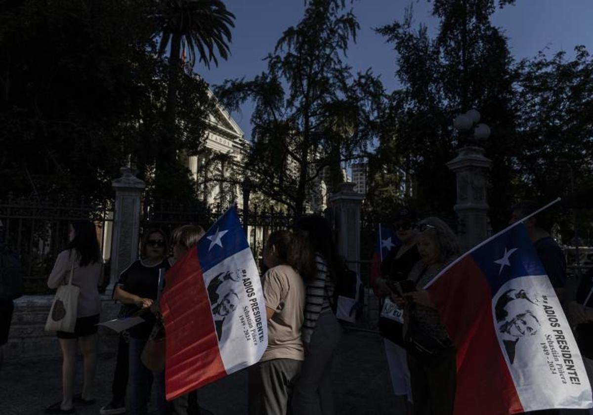 Simpatizantes del fallecido expresidente chileno, Sebastián Piñera, llegan para asistir al velatorio