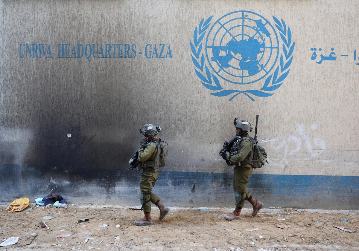 Los trabajadores de la UNRWA en la sede central de Gaza tuvieron que abandonar su sede en la ciudad de Gaza por orden de las fuerzas israelíes al intensificarse los bombardeos en la zona.