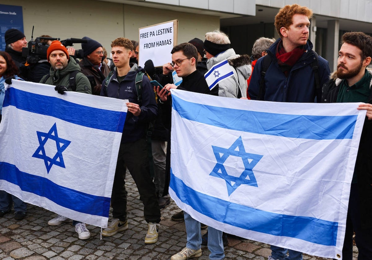 Un grupo de estudiantes sostiene banderas israelíes para protestar contra los excesos del activismo propalestino