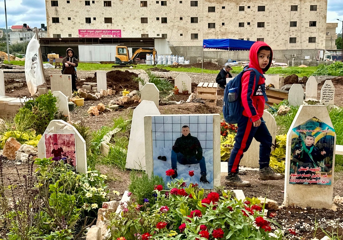 Cuando los niños salen del colegio lo primero que se encuentran son decenas de tumbas, la mayoría presididas por la fotografía del difunto con un subfusil en la mano