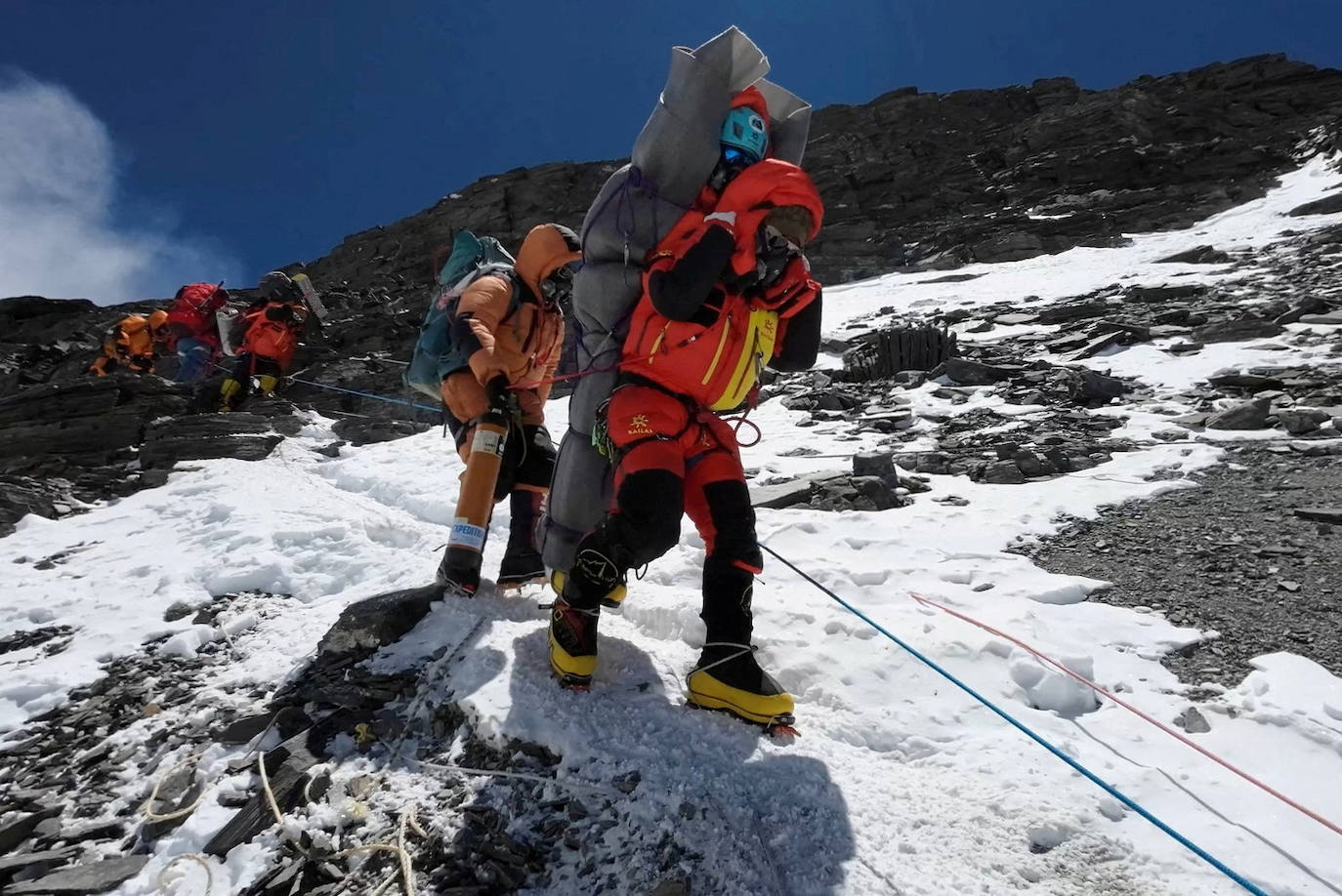 Varios montañeros, en las inmediaciones del campamento base en el Everest