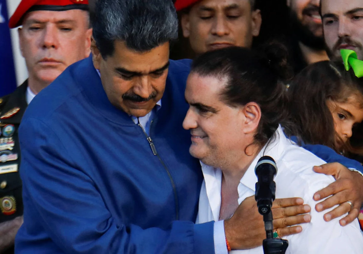Maduro abraza a Saab en Caracas después de su liberación