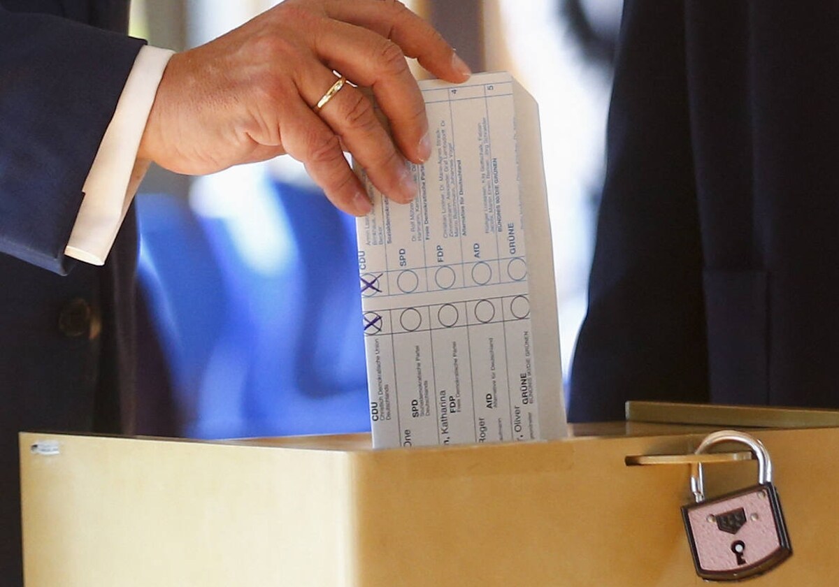 El político Armin Laschet introduce su papeleta en la urna en las elecciones generales de 2021