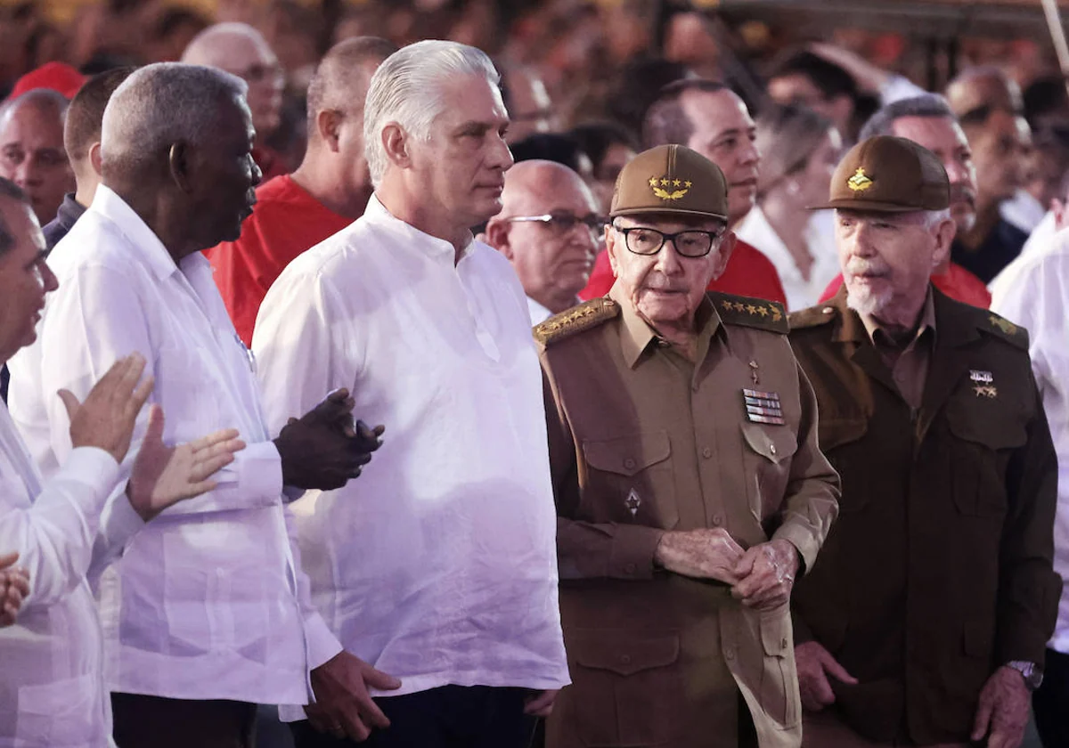 Miguel Diaz-Canel y el Raúl Castro participan en la conmemoración del Día de la Rebeldía Nacional