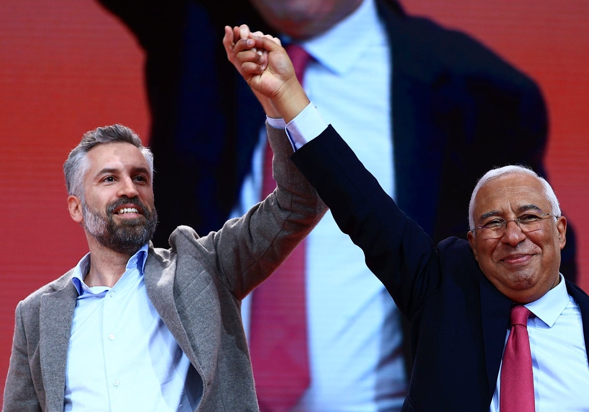 El primer ministro Antonio Costa (d) y el nuevo secretario general del Partido Socialista (PS) Pedro Nuno Santos (i) durante el XXIV Congreso Nacional del Partido Socialista, el pasado mes de enero