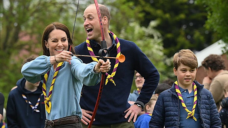 Los Príncipes de Gales practican tiro con arco durante una visita a la tercera cabaña de Upton Scouts en Slough