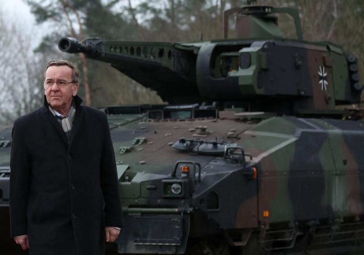 El ministro de Defensa alemán, Boris Pistorius, pasa junto a un tanque Puma cuando llega a una ceremonia de inauguración del futuro emplazamiento de una fábrica de municiones donde el fabricante de armas alemán Rheinmetall planea iniciar la producción a partir de 2025, en Unterluess