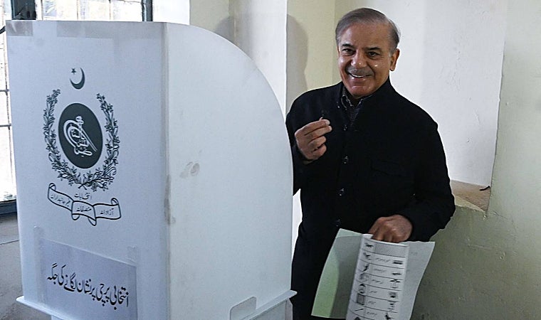 Sharif durante la votación del 8 de febrero