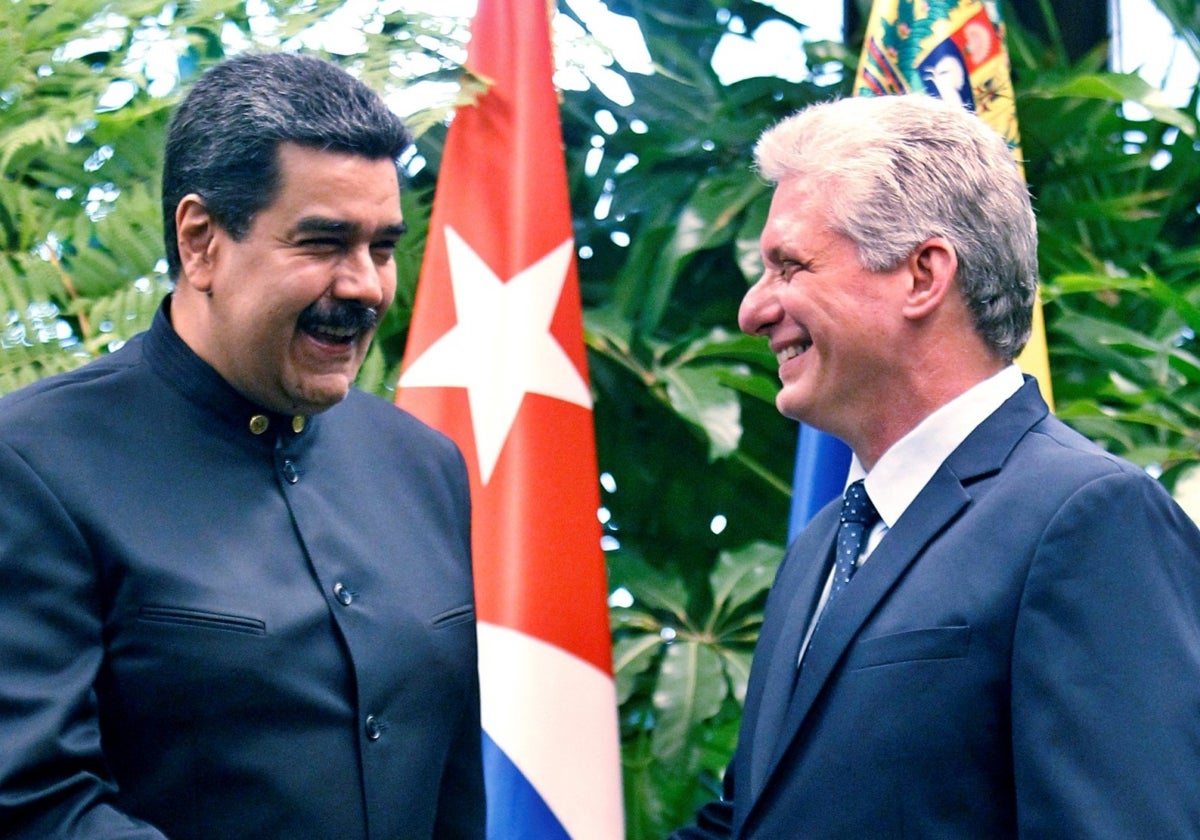 El lider chavista, Nicolás Maduro (izquierda), y el presidente cubano, Miguel Díaz-Canel, en 2021