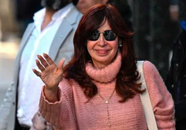 Kirchner reaparece y arremete contra Milei, a quien tilda de «showman-economista»