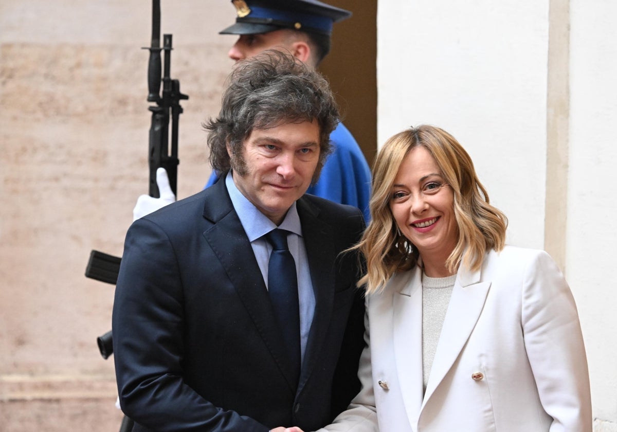 El presidente Javier Milei con la primera ministra italiana, Giorgia Meloni, el pasado lunes en Roma