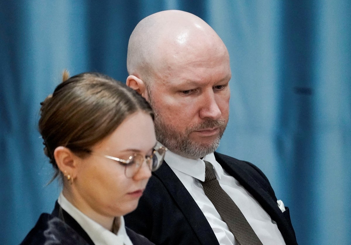 Anders Behring Breivik y su abogada Marte Lindholm asisten a una vista judicial en la prisión de Ringerike, en Tyristrand, Noruega, el pasado mes de enero