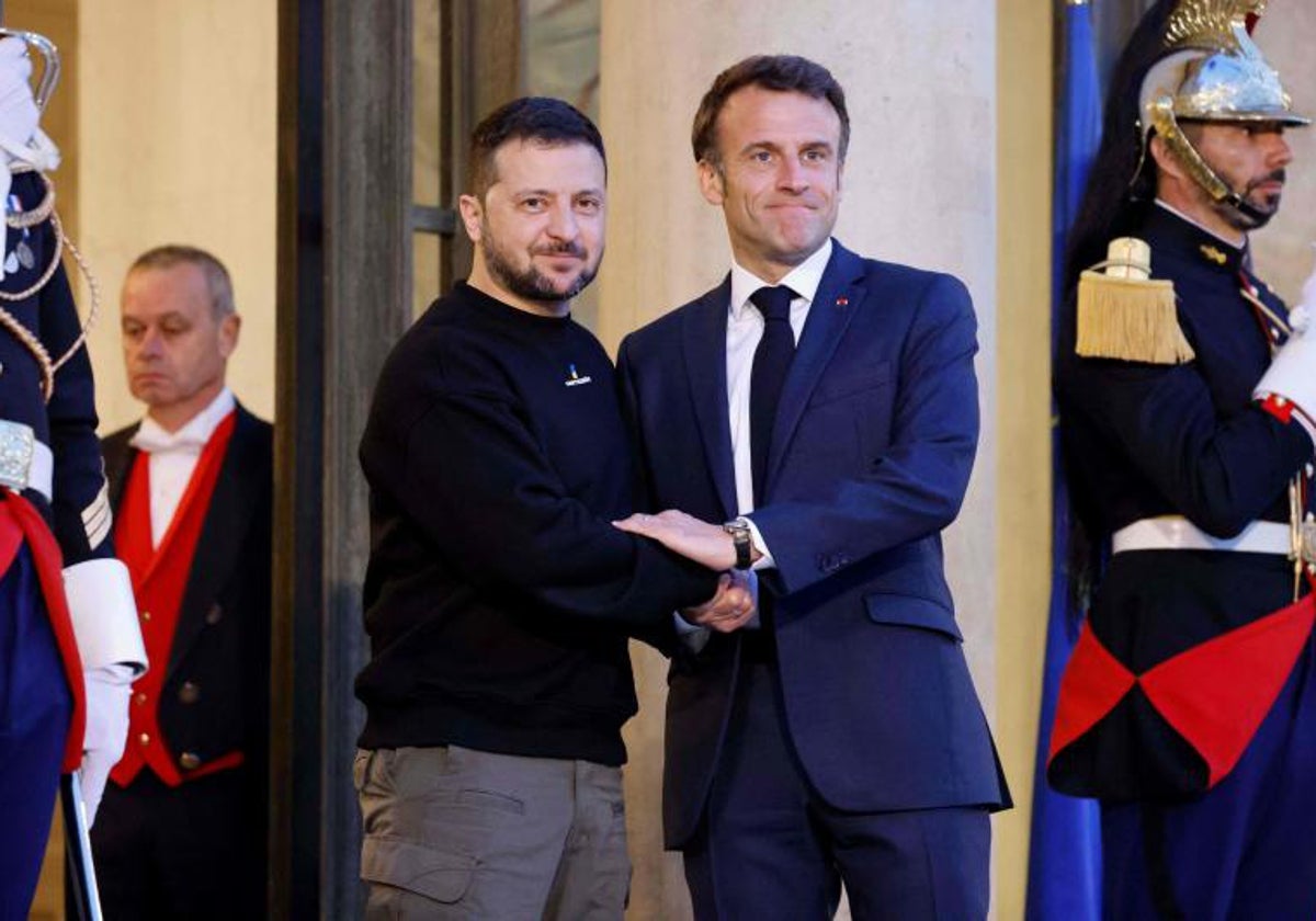 Zelenski es recibido por Macron a su llegada al Elíseo en París el 14 de mayo de 2023