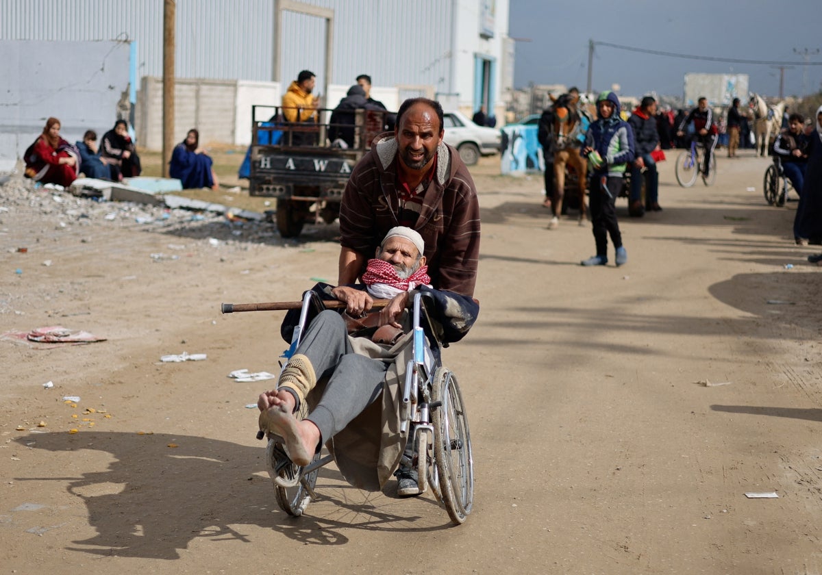 Pacientes palestinos llegan a Rafah tras ser evacuados del hospital de Al Nasser de Jan Yunis