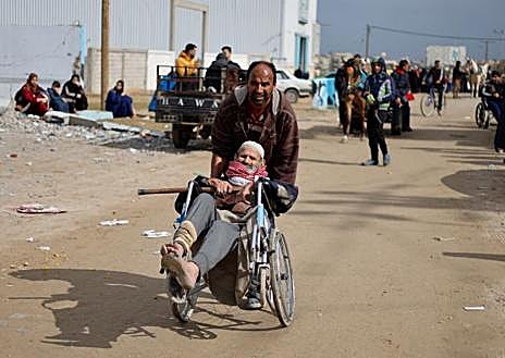Imagen secundaria 1 - Regugiados y pacientes palestinos del hospital Nasser de Jan Yunis huyen a Rafah tras el asalto al centro por parte de las FDI