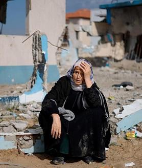 Imagen secundaria 2 - Regugiados y pacientes palestinos del hospital Nasser de Jan Yunis huyen a Rafah tras el asalto al centro por parte de las FDI