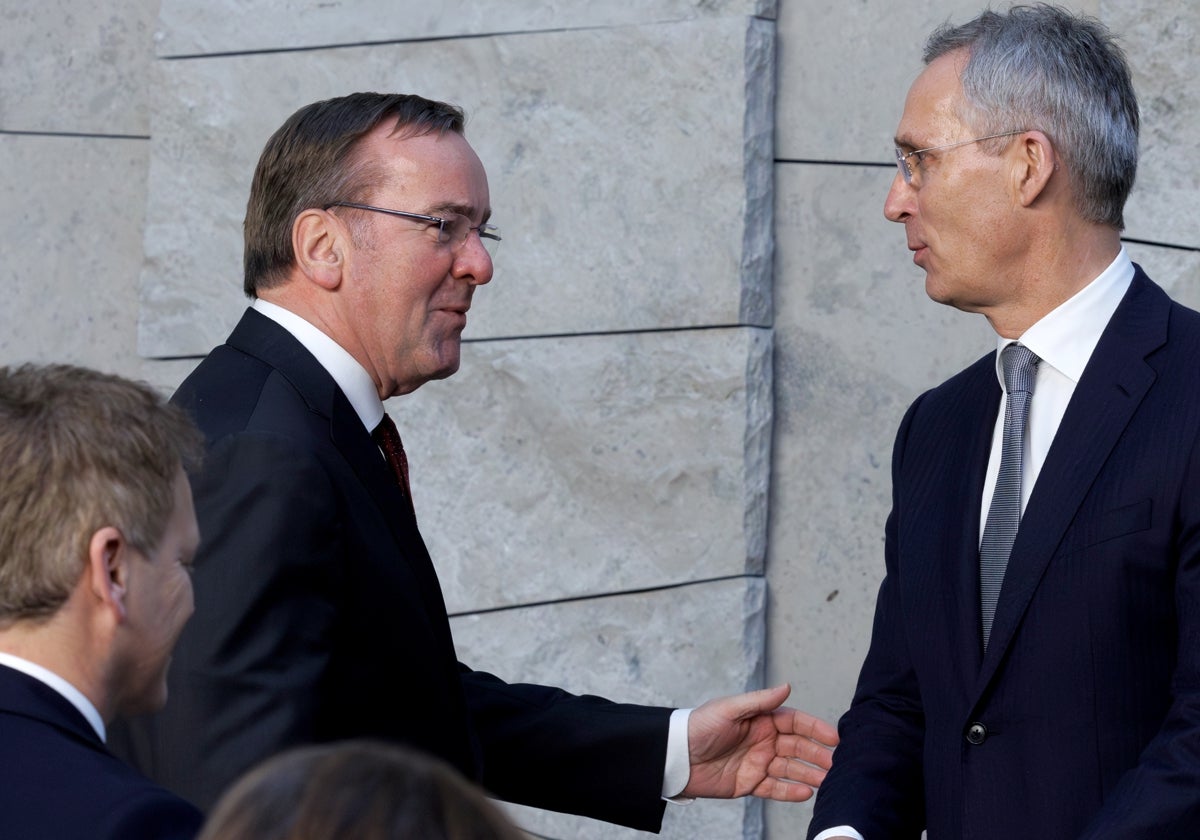 El Secretario General de la OTAN, Jens Stoltenberg, recibe al Ministro de Defensa alemán, Boris Pistorius (izq.)