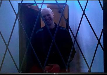 Un Navalni bromista y sonriente compareció ante los tribunales apenas 24 horas antes de morir