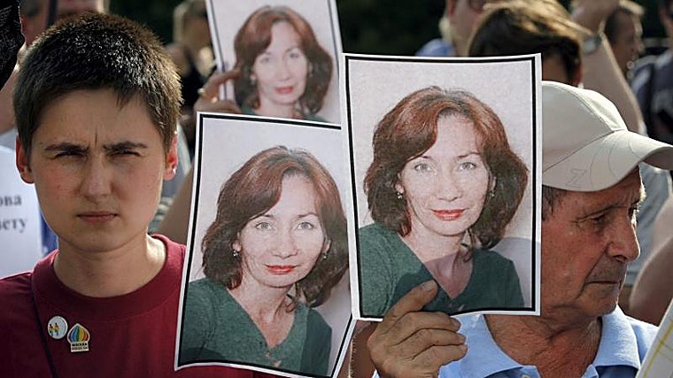 Manifestantes sostienen fotos de la activista Natalia Estemirova, durante una concentración en protesta por su asesinato, en Moscú