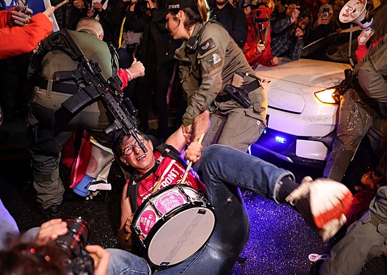 Las fuerzas de seguridad israelíes desalojan a un manifestante durante una manifestación antigubernamental en Tel Aviv