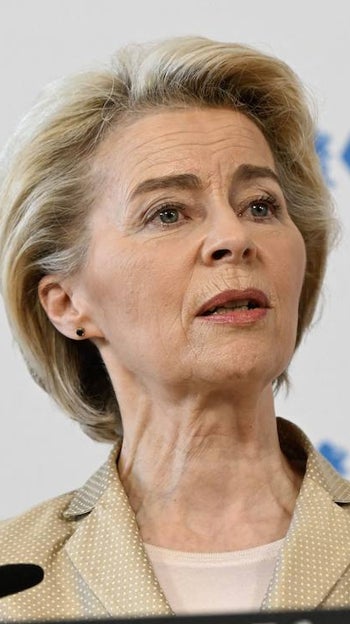 La presidenta de la Comisión Europea, Ursula von der Leyen, se dirige a una conferencia de prensa en la 60.ª Conferencia de Seguridad de Múnic