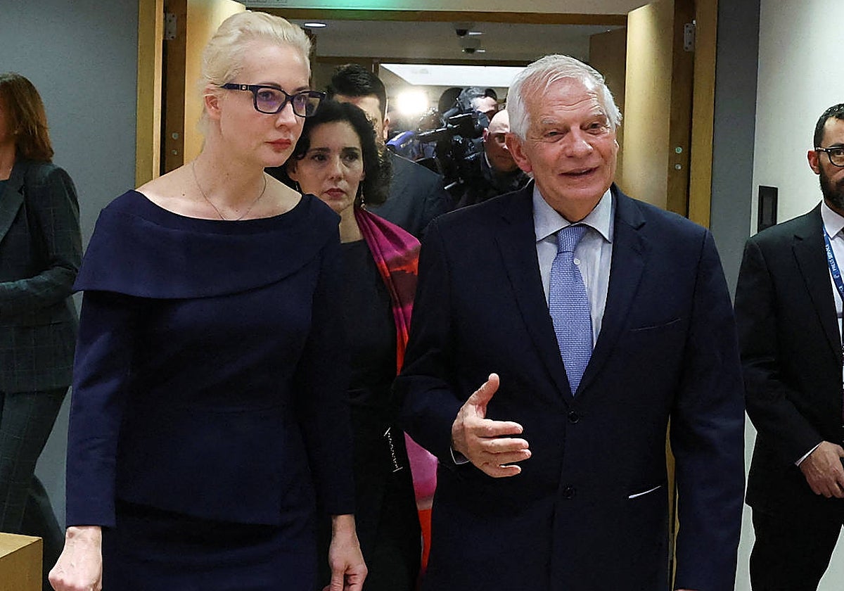 La viuda de Navalni y el jefe de la diplomacia europea, Josep Borrell, durante su encuentro en Bruselas
