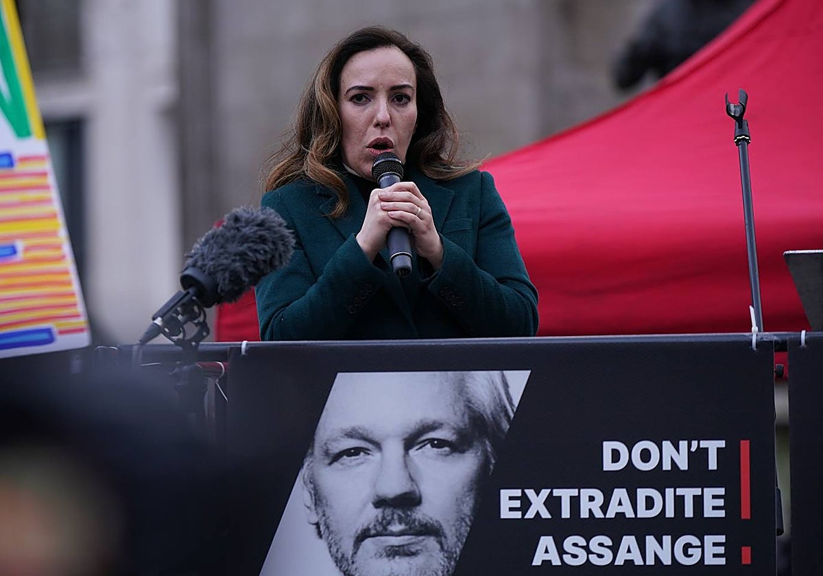 Stella Assange, la esposa de Julian Assange, habla frente al Tribunal Superior en Londres