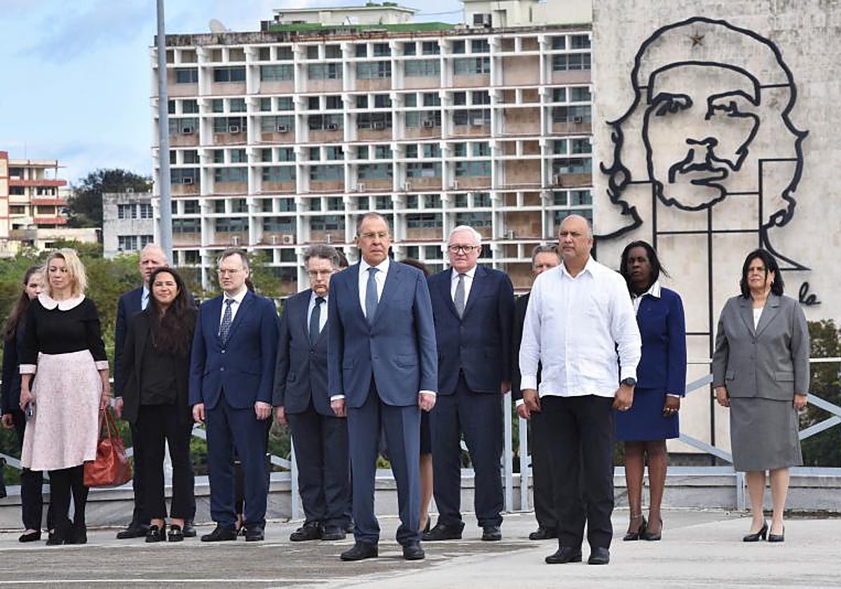 Serguéi Lavrov frente al monumento José Martí en La Habana