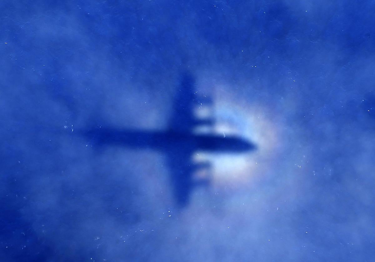 Un avión busca restos del vuelo MH370