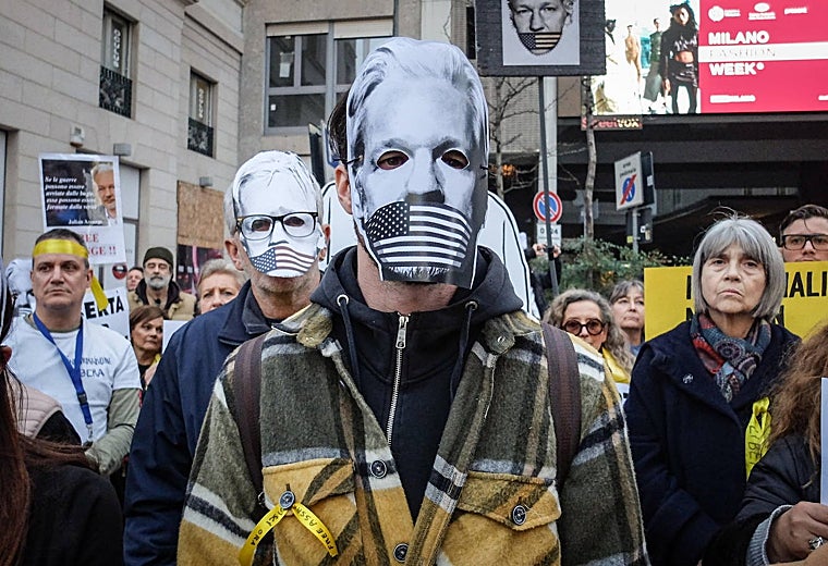 Activistas pro-Assange se manifiestan frente al Consulado Británico en Milán, Italia