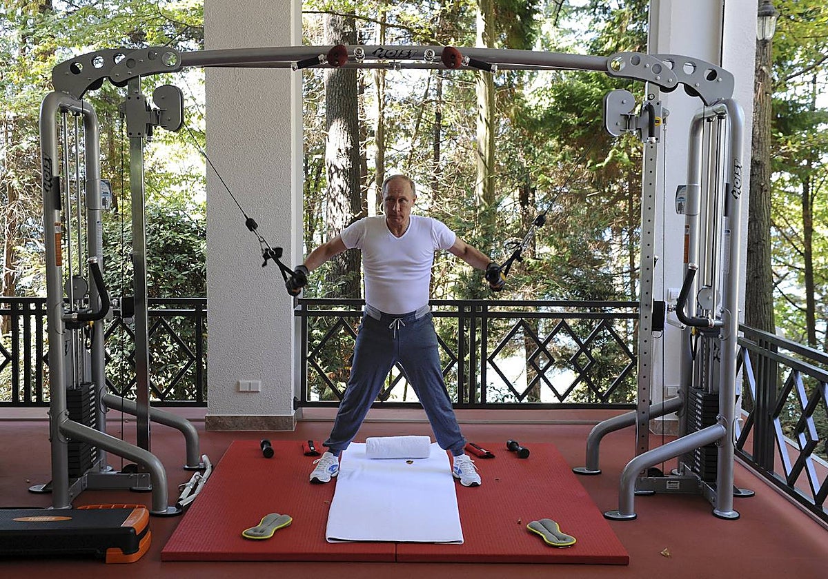 Putin hace ejercicio en un gimnasio de la residencia estatal Bocharov Ruchei en Sochi