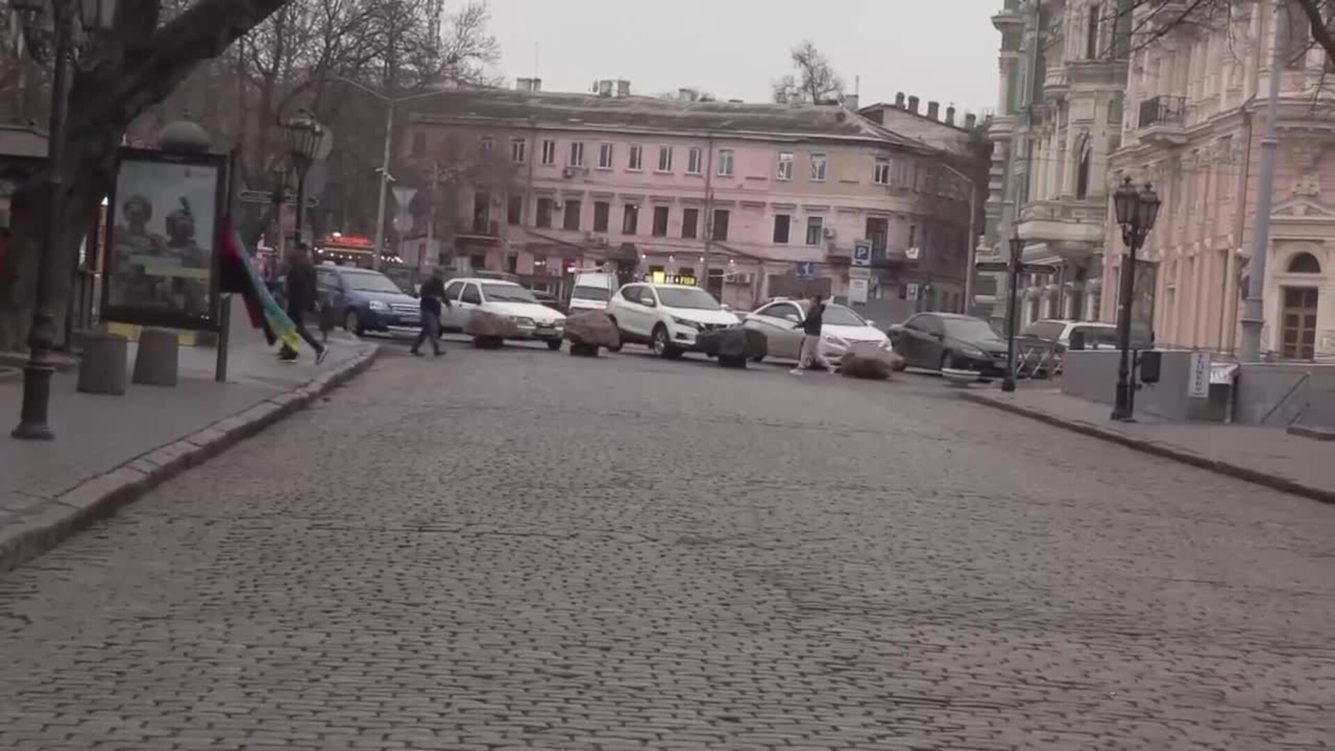 Dos años después de la invasión, los refugiados del este dan vida a la economía de Odesa