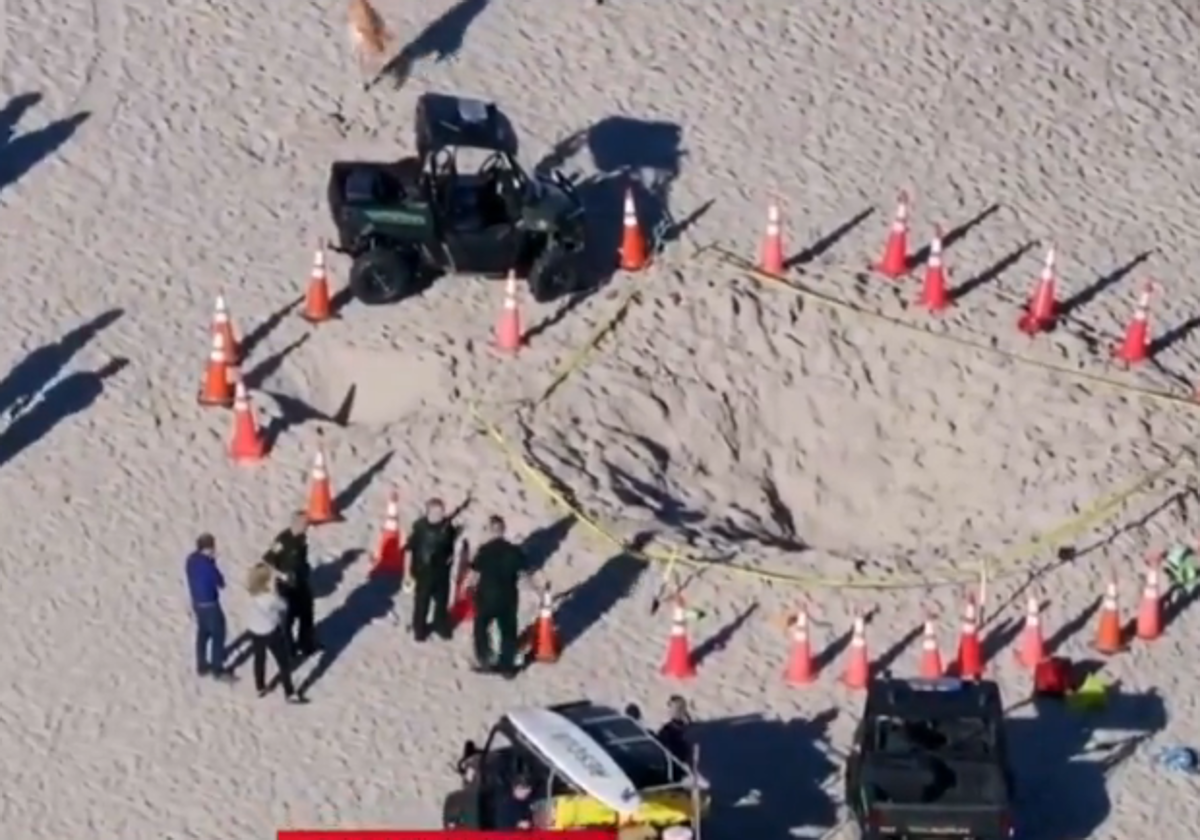 Imágenes aéreas del hoyo en la arena de la playa de Lauderdale-by-the-Sea