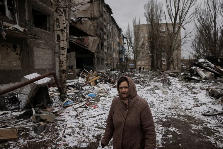 Una mujer pasa junto a bloques de apartamentos destruidos por un ataque ruso en Selydove, cerca de Avdiivka.