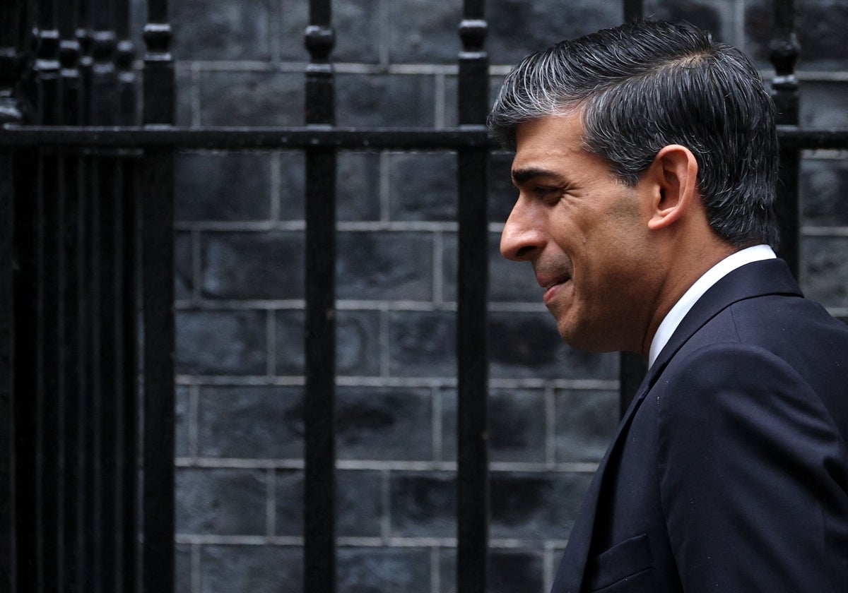 Rishi Sunak sale del número 10 de Downing Street para participar en la sesión semanal de Preguntas al primer ministro en la Cámara de los Comunes