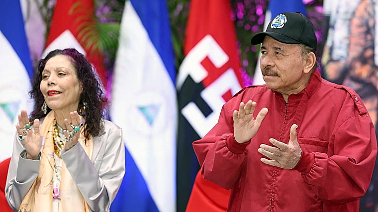 Daniel Ortega y la vicepresidenta Rosario Murillo aplauden durante un acto para conmemorar el 90 aniversario de la muerte del líder revolucionario nicaragüense Augusto César Sandino en Managua