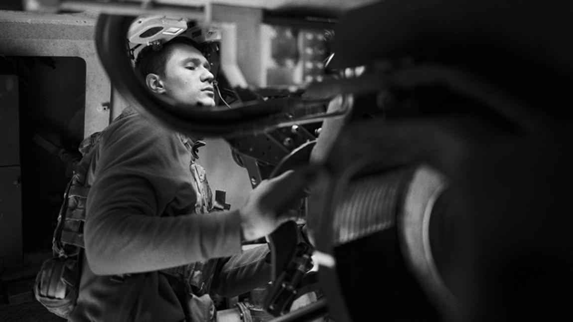 Un miembro de una unidad de artillería de la 12 Brigada de Asalto Azov revisa su cañón de artillería