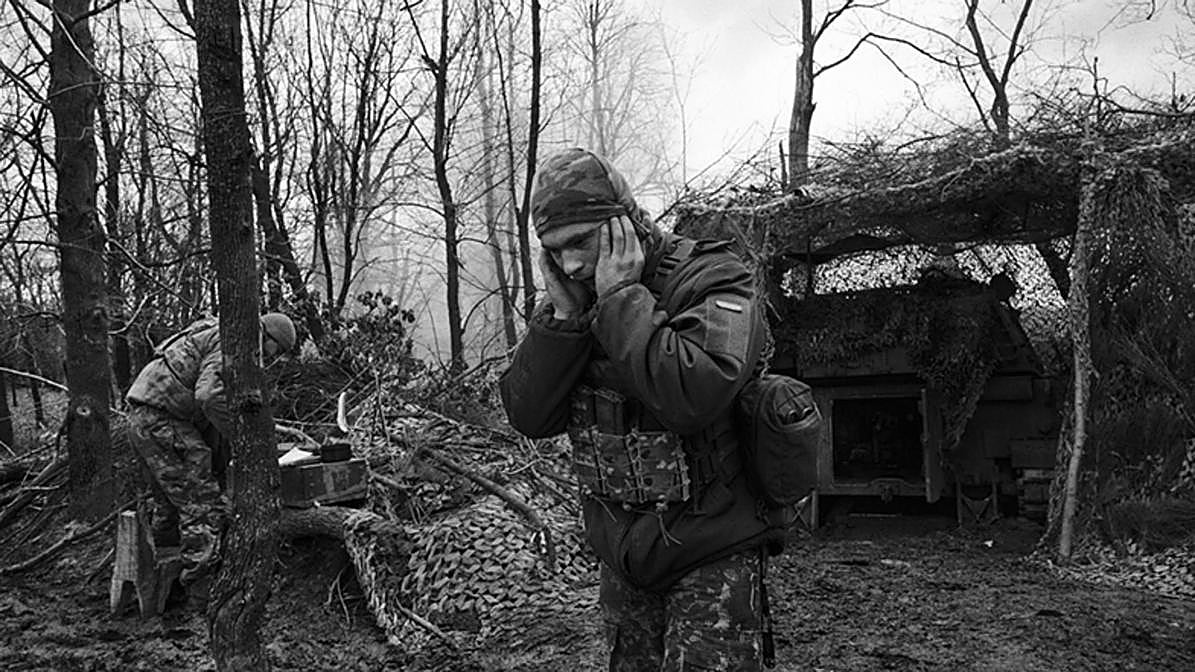 Una unidad de artillería de la brigada de asalto Azov de la Guardia Nacional dispara contra las posiciones rusas
