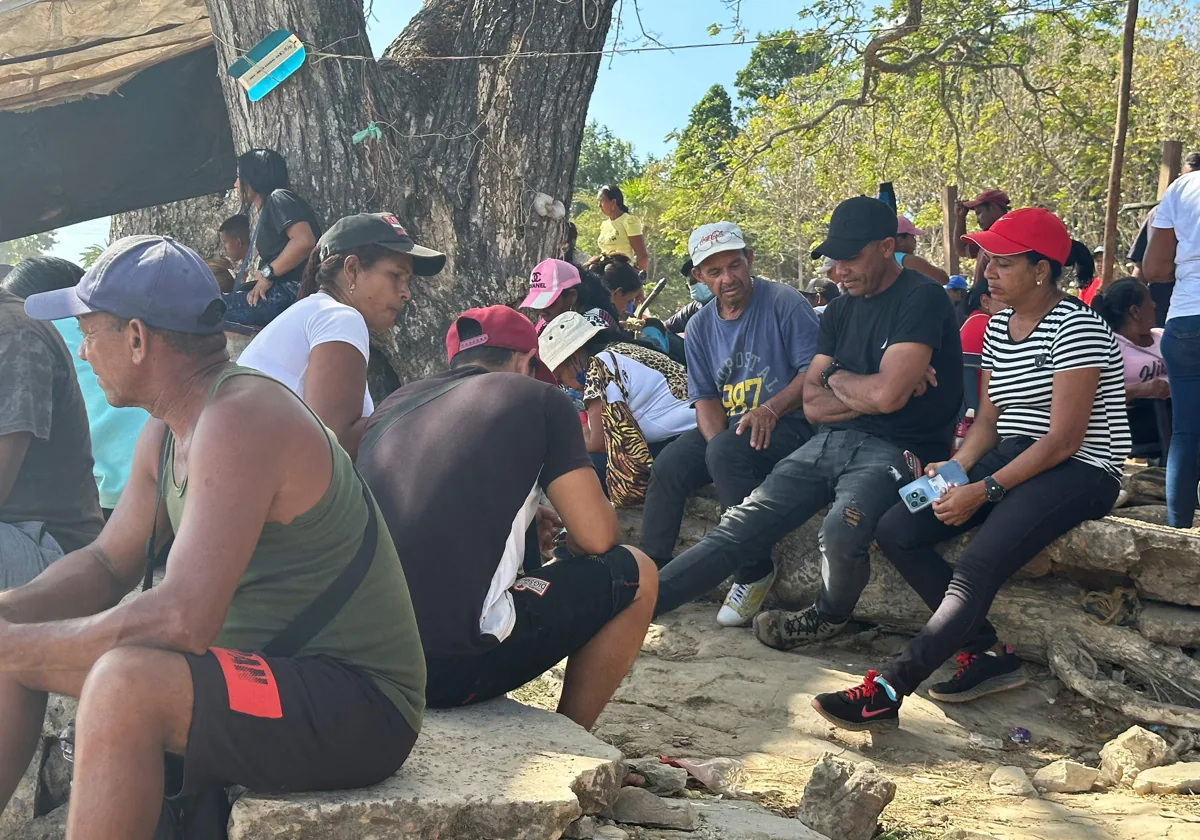Familiares esperan para recibir los cuerpos de los mineros fallecidos tras el derrumbe de una remota mina ilegal, en Puerto Guacara en la Paragua, Venezuela