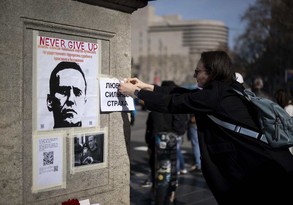 Un memorial improvisado por ciudadanos rusos por la muerte de Alexéi Navalni en La Rambla de Barcelona