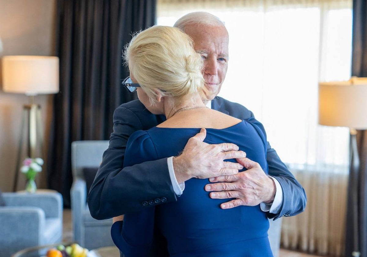 El presidente Biden abraza a la viuda de Alexei Navalni