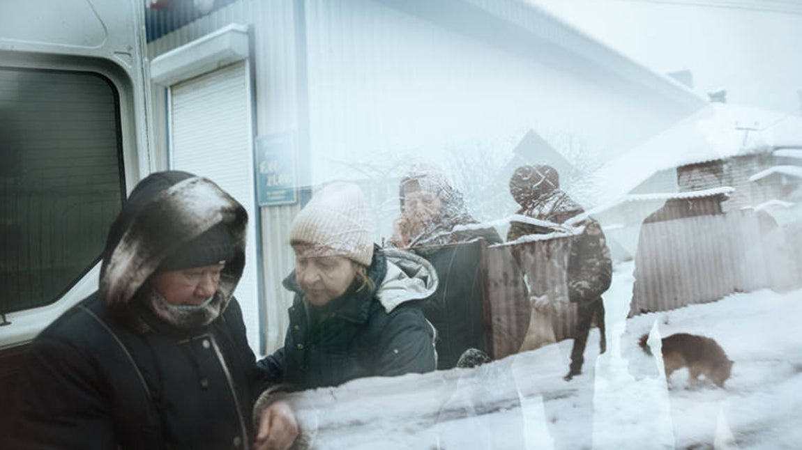 Un grupo de civiles esperan su turno para recibir una ración de comida de la ONG World Central Kitchen