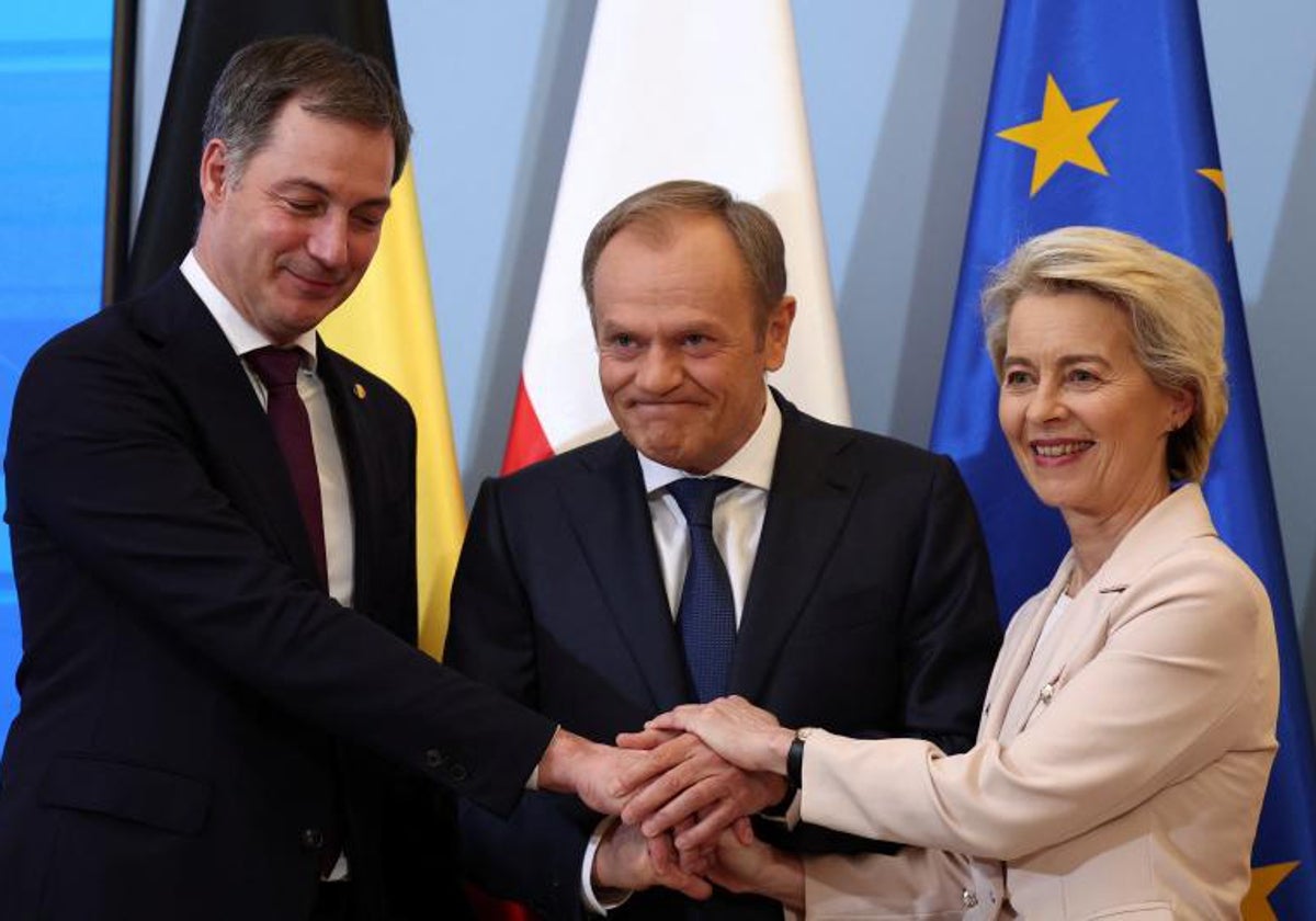 La presidenta de la Comisión Europea, Ursula von der Leyen, el primer ministro belga, Alexander De Croo, y el primer ministro polaco, Donald Tusk, hoy en Varsovia