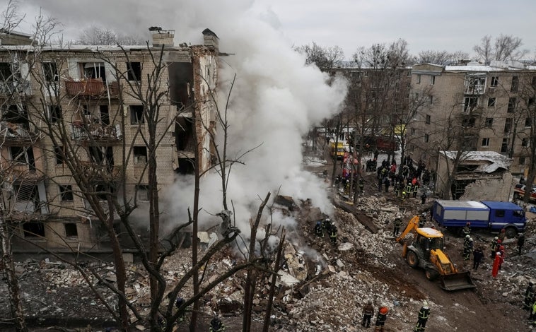 Imagen principal - Arriba, los equipos de rescate trabajan en un edificio de Járkov gravemente dañado por misiles rusos el 24 de enero. Yuri posa para ABC al lado de una de las furgonetas de su organización. A la derecha, un caso entregado a las tropas por la fundación IEbosh. 