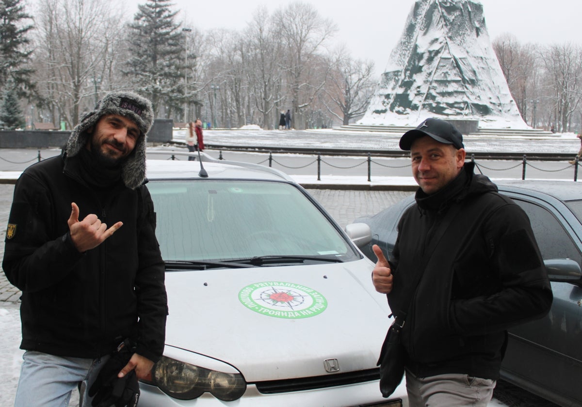 Alexander y un compañero voluntario en el centro de Járkov