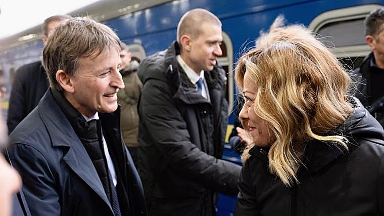 La primera ministra de Italia, Giorgia Meloni, en la estación de tren de Kiev