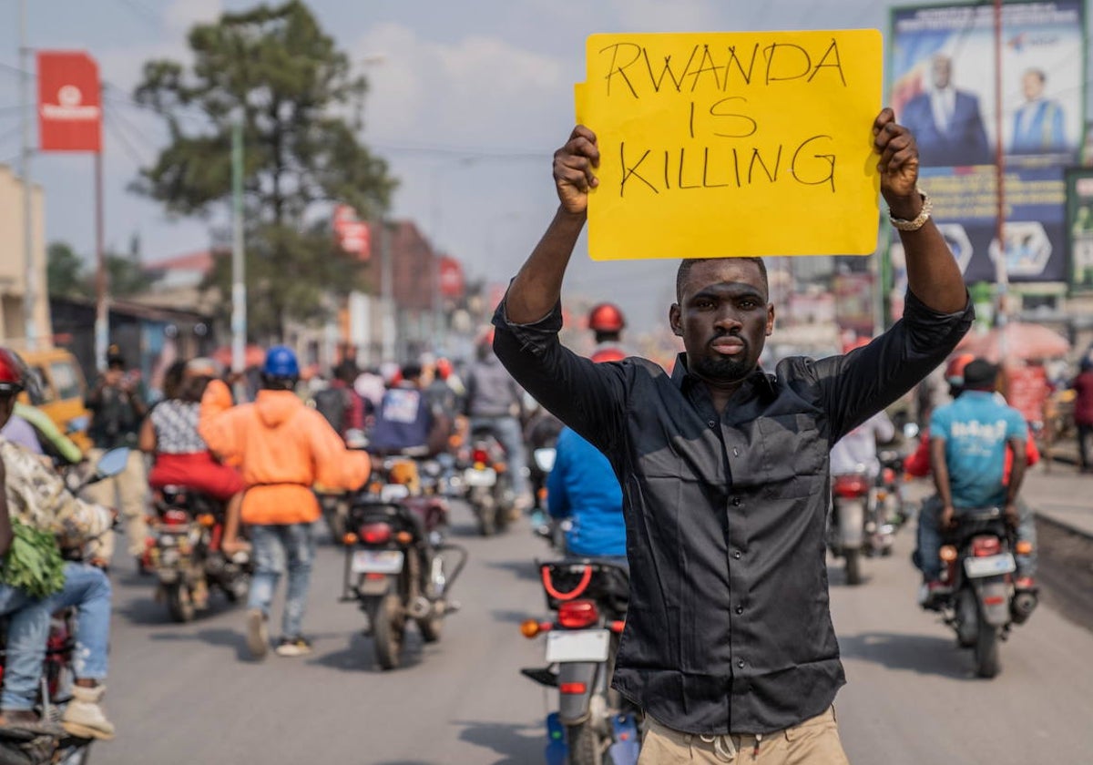 Un manifestante congoleño sostiene en Goma una pancarta donde se lee «Ruanda está matando»