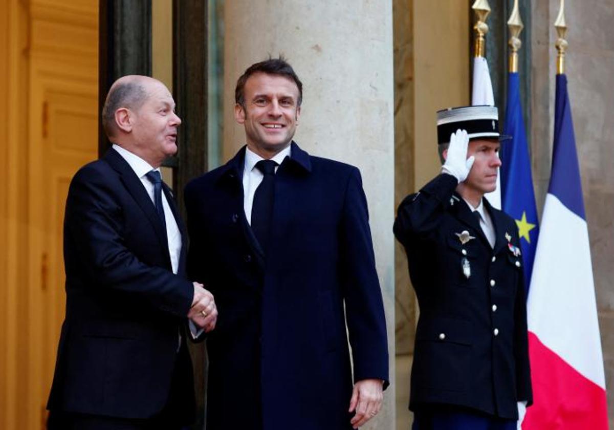 Macron da la bienvenida a Scholz momentos antes del inicio de la cumbre de apoyo a Kiev celebrada en París este lunes